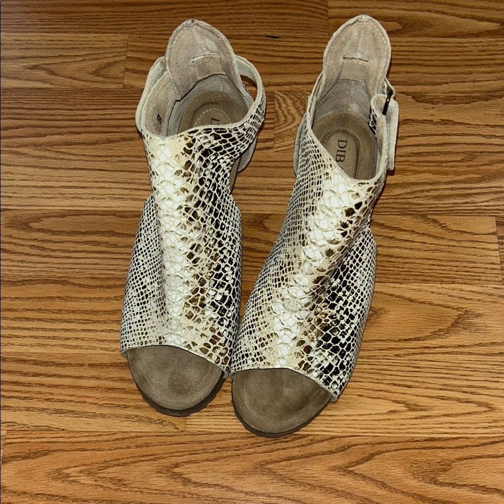 Open-Toe Snake-Print Women’s Sandals in Cream and Brown - Diba